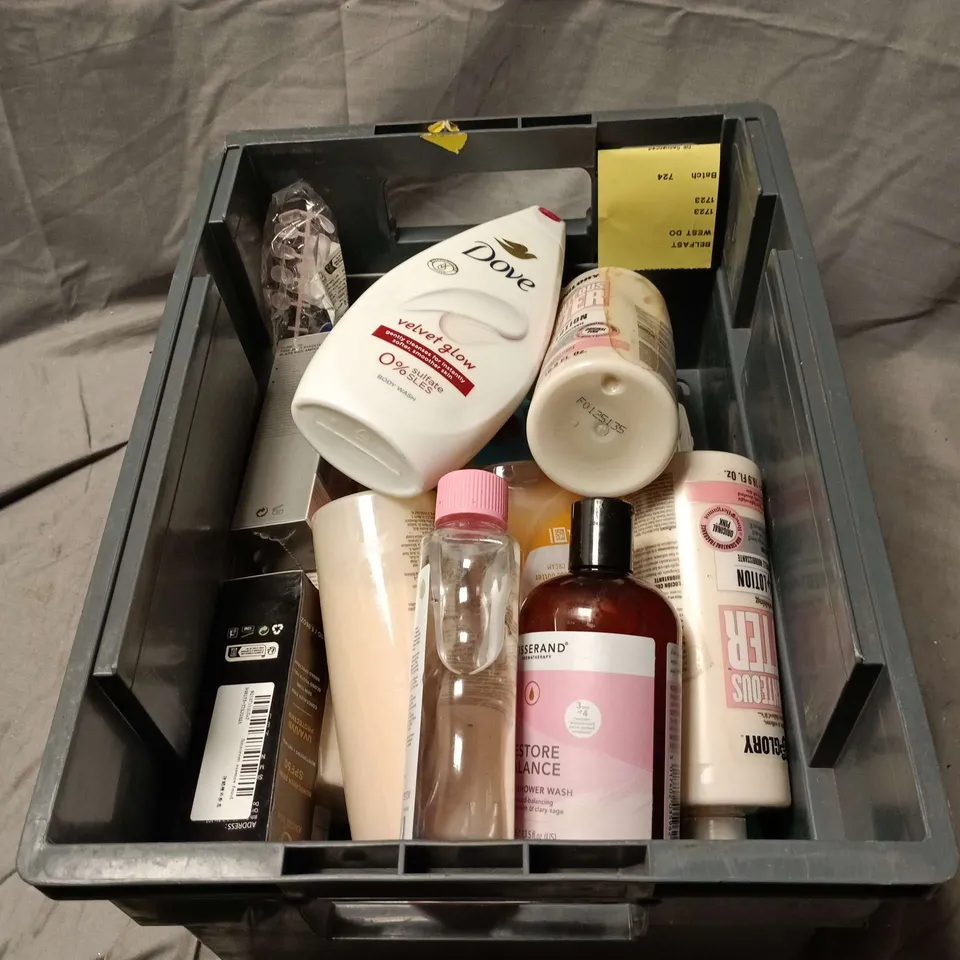 APPROXIMATELY 15 ASSORTED COSMETIC ITEMS TO INCLUDE DOVE, AVEENO, SOAP AND GLORY, BOOTS BABY OIL, TISSERAND BATH AND SHOWER WASH ETC