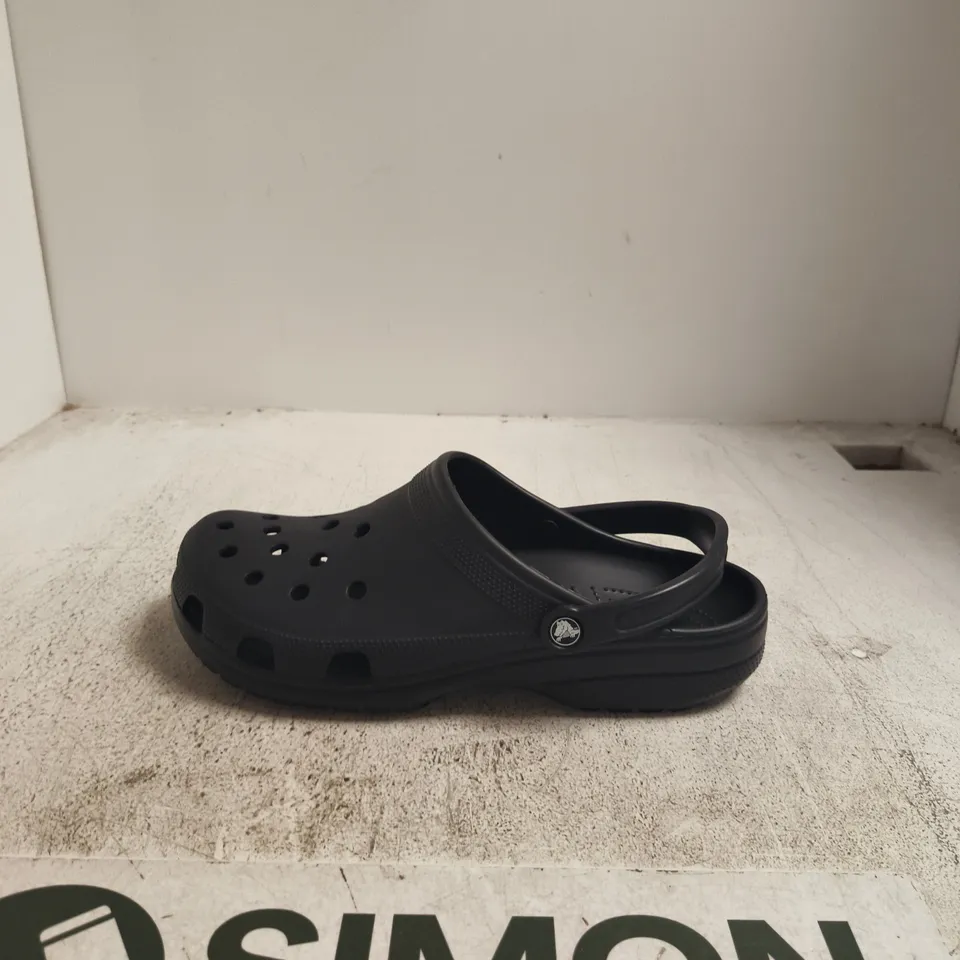 CROCS CLASSIC CLOG SANDALS – BLACK UK M12