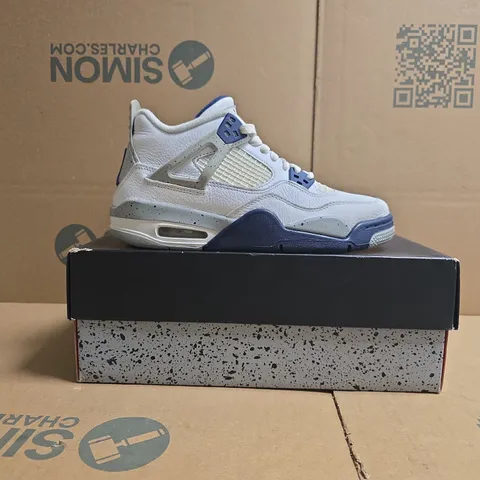 BOXED PAIR OF AIR JORDAN 4 RETRO TRAINERS IN WHITE/NAVY SIZE 5.5