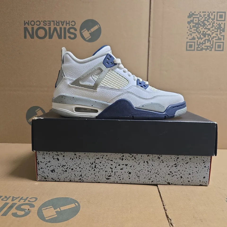 BOXED PAIR OF AIR JORDAN 4 RETRO TRAINERS IN WHITE/NAVY SIZE 5.5