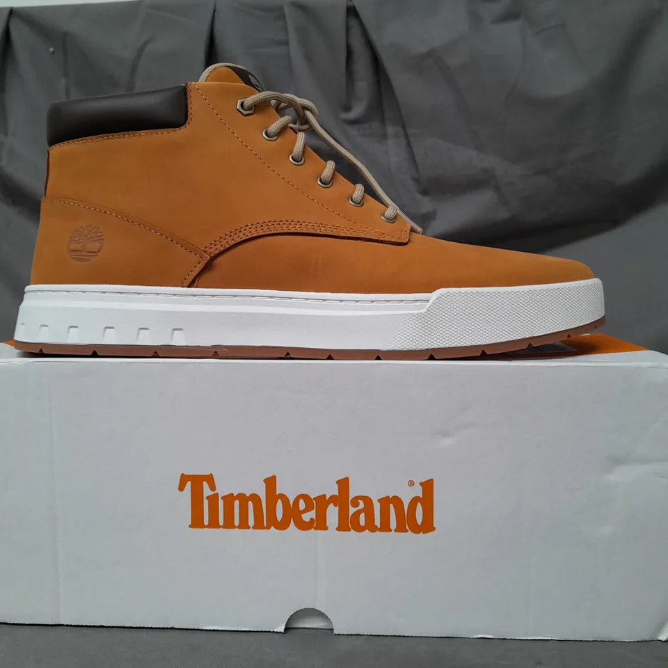 BOXED PAIR OF TIMBERLAND MAPLE GROVE CHUKKA BOOTS IN WHEAT UK SIZE 11.5