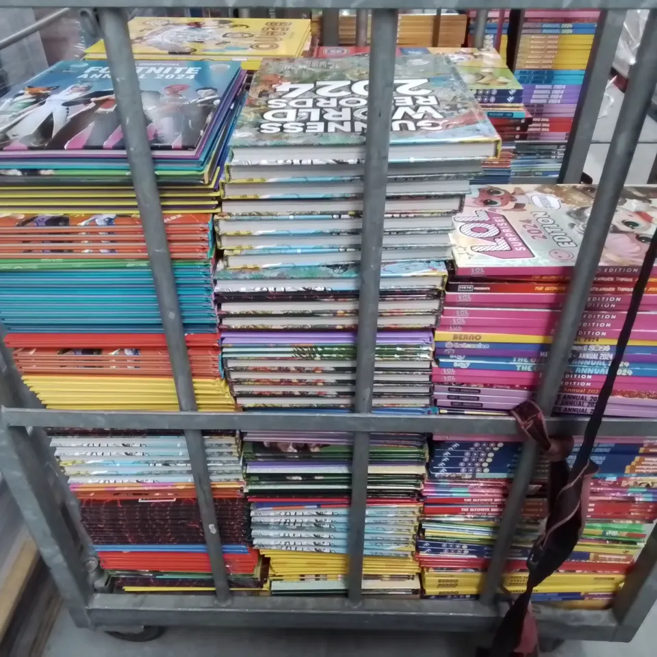 CAGE OF ASSORTED 2024 ANNUALS TO INCLUDE BEANO, PAW PATROL, FORTNITE AND GUINESS RECORDS 