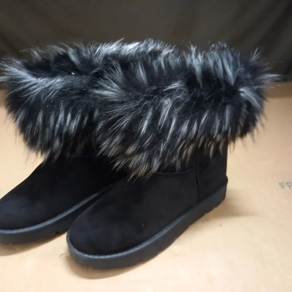 PAIR OF BLACK BOOTS WITH FAUX FUR TRIM - 40