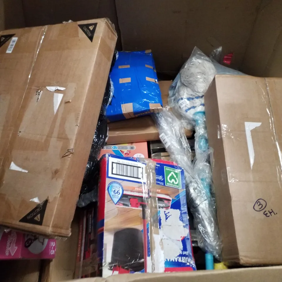 PALLET CONTAINING ASSORTED PRODUCTS INCLUDING FOLDING CHAIR, OIL FILLED RADIATOR, OVERBED TABLE WITH LOCKABLE, COMPUTER DESK & STAR WARS DARTH VADER PREMIUM ELECTRONIC HELMET