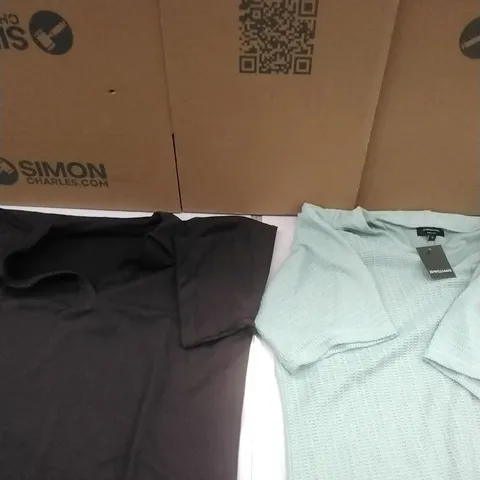 A PALLET TO CONTAIN APPROXIMATELY 150 BRAND NEW DESIGNER WOMEN'S CLOTHES WHICH INCLUDE; T SHIRTS, TOPS, PANTS ETC