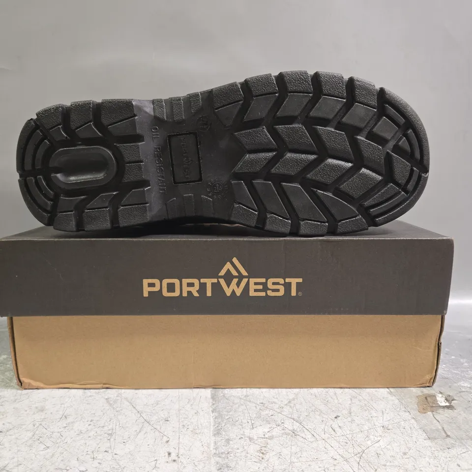 BOXED PAIR OF PORTWEST SAFETY SHOES IN BLACK SIZE UK 7