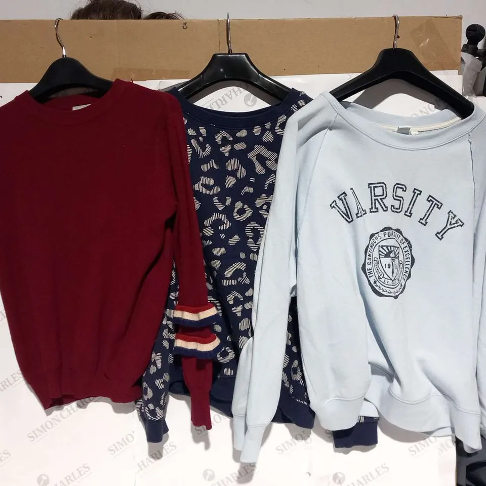 APPROXIMATELY 8 ITEMS OF ASSORTED CLOTHING TO INCLUDE; M AND S, LAETITIA MEM, GAP AND NEXT