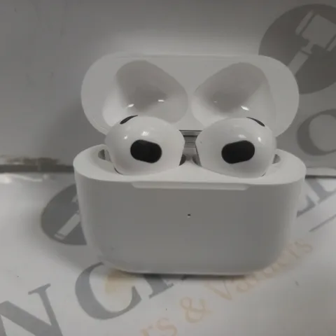 TRUE WIRELESS EARBUDS IN WHITE