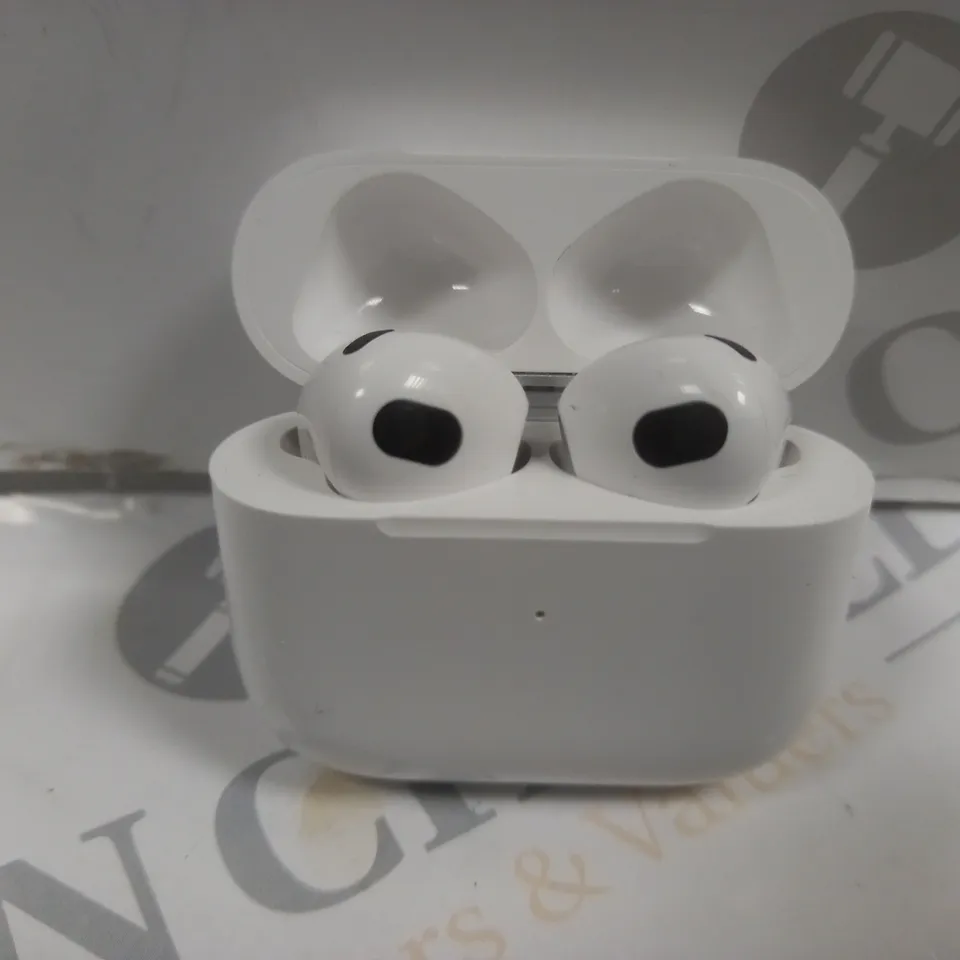 TRUE WIRELESS EARBUDS IN WHITE