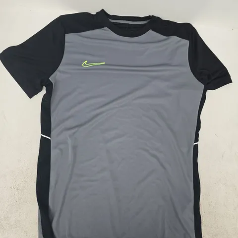 NIKE SHORT SLEEVE T-SHIRT IN BLACK/GREY SIZE LARGE
