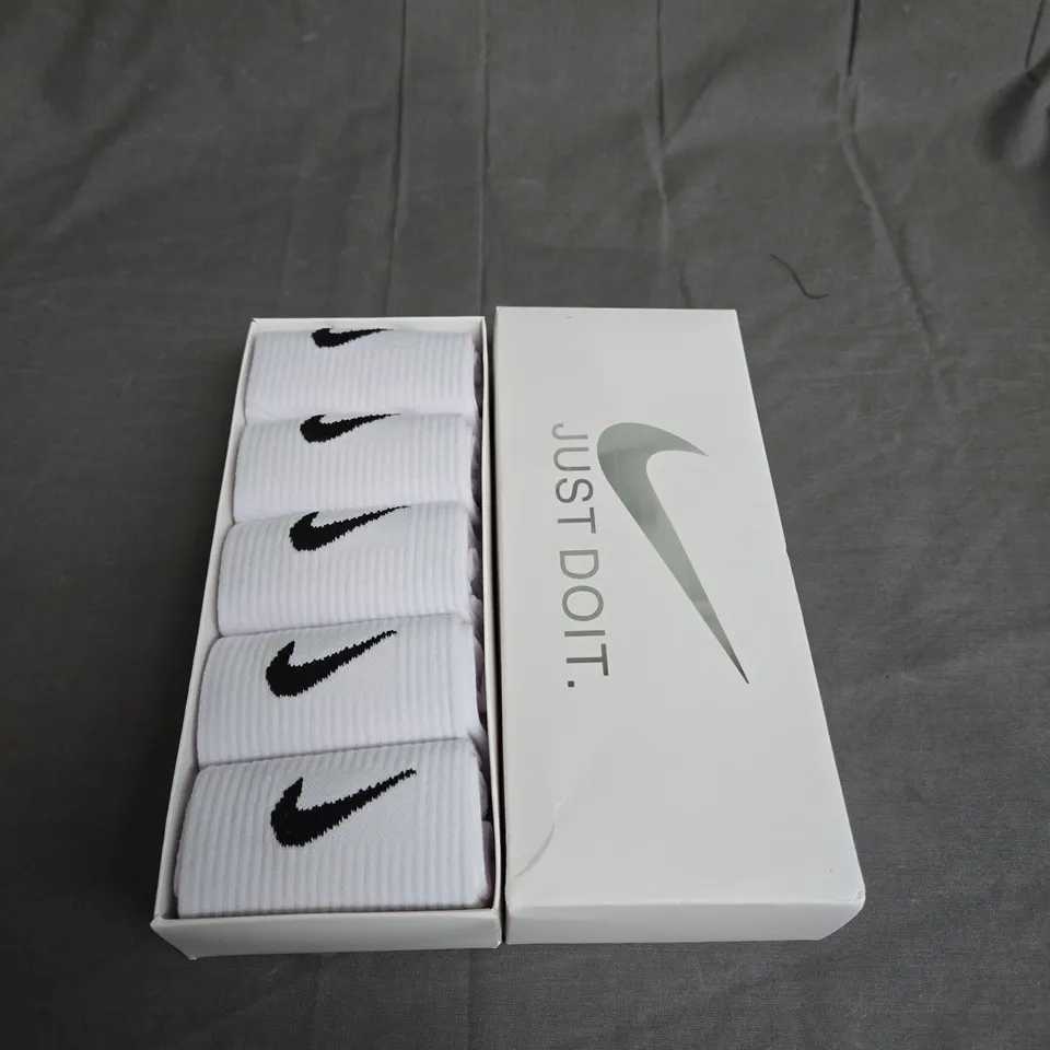 BOXED NIKE CREW SOCKS - X5