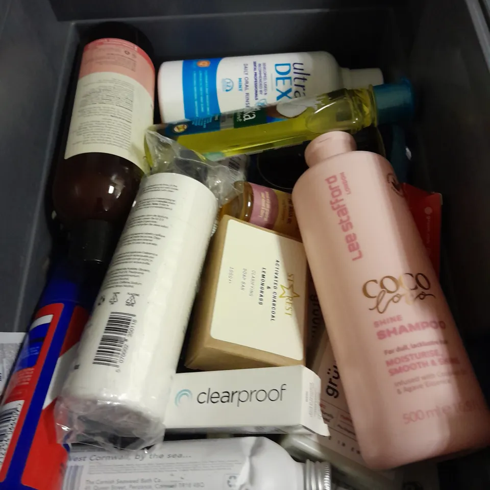 APPROXIMATELY 20 ASSORTED HEALTH & BEAUTY ITEMS TO INCLUDE - CORSODYL DAILY MOUTHWASH, SIMPLE SOAP AND COLOUR CHANGING FOUNDATION