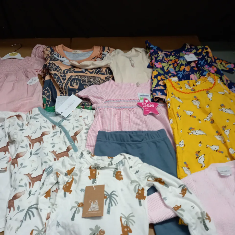 LOT OF ASSORTED BABY CLOTHING ITEMS TO INCLUDE NUTMEG, ANGEL DREAMS AND JOJO MAMAN BEBE