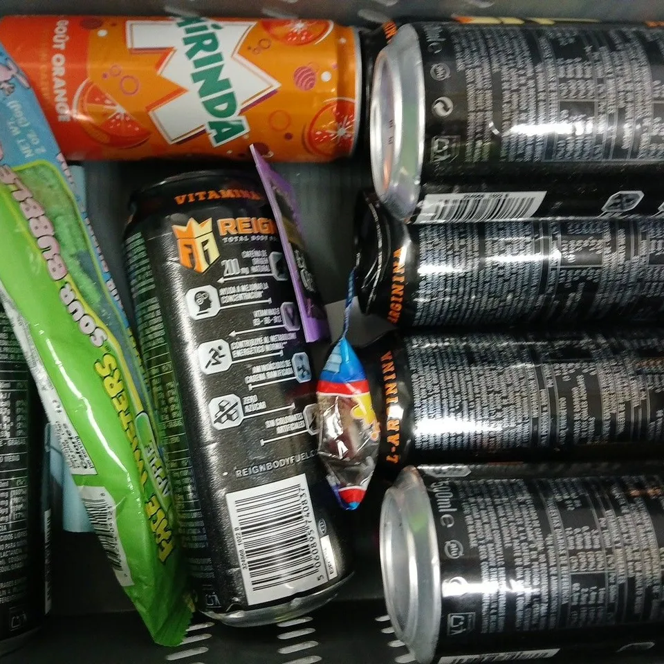 APPROXIMATELY 10 ASSORTED FOOD AND DRINK ITEMS TO INCLUDE FANTA, REIGN, ETC