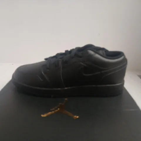 AIR JORDAN 1 LOW (GS) BLACK/BLACK – UK 4 (US 4.5Y) SNEAKERS