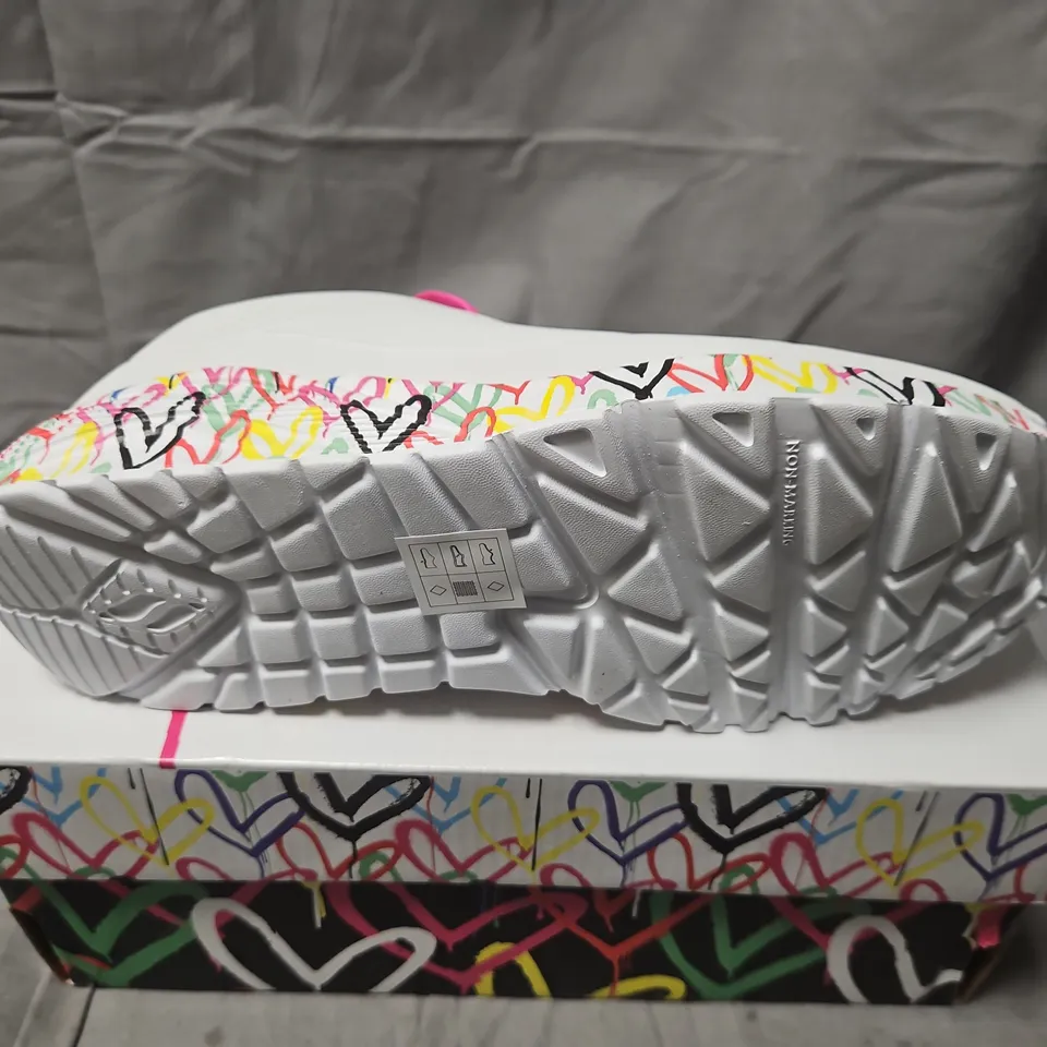 BOXED SKECHERS UNO LITE LOVELY LUV TRAINERS – WHITE WITH PINK LACES - UK 6