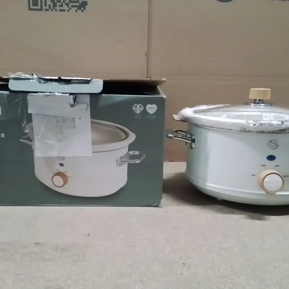 BOXED SWAN 3.5L SLOW COOKER WHITE