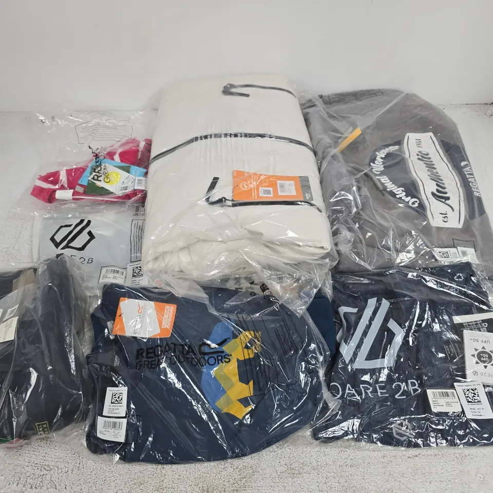APPROXIMATELY 21 ASSORTED BRAND NEW REGATTA CLOTHING ITEMS IN VARIOUS SIZES, STYLES & COLOURS