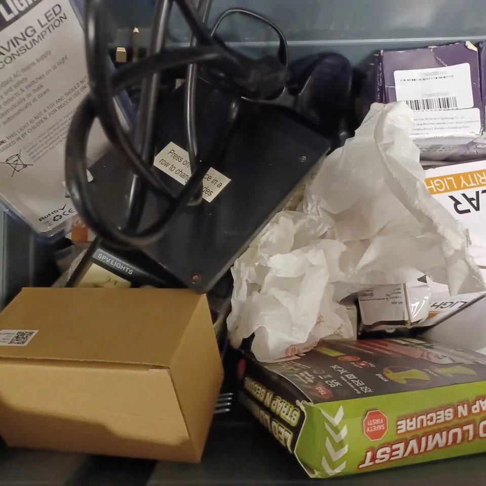 BOX OF APPROX 10 ITEMS INCLUDING INFRARED THERMOMETER, SPREADTRON SMOKE ALARM WIND UP TORCH 