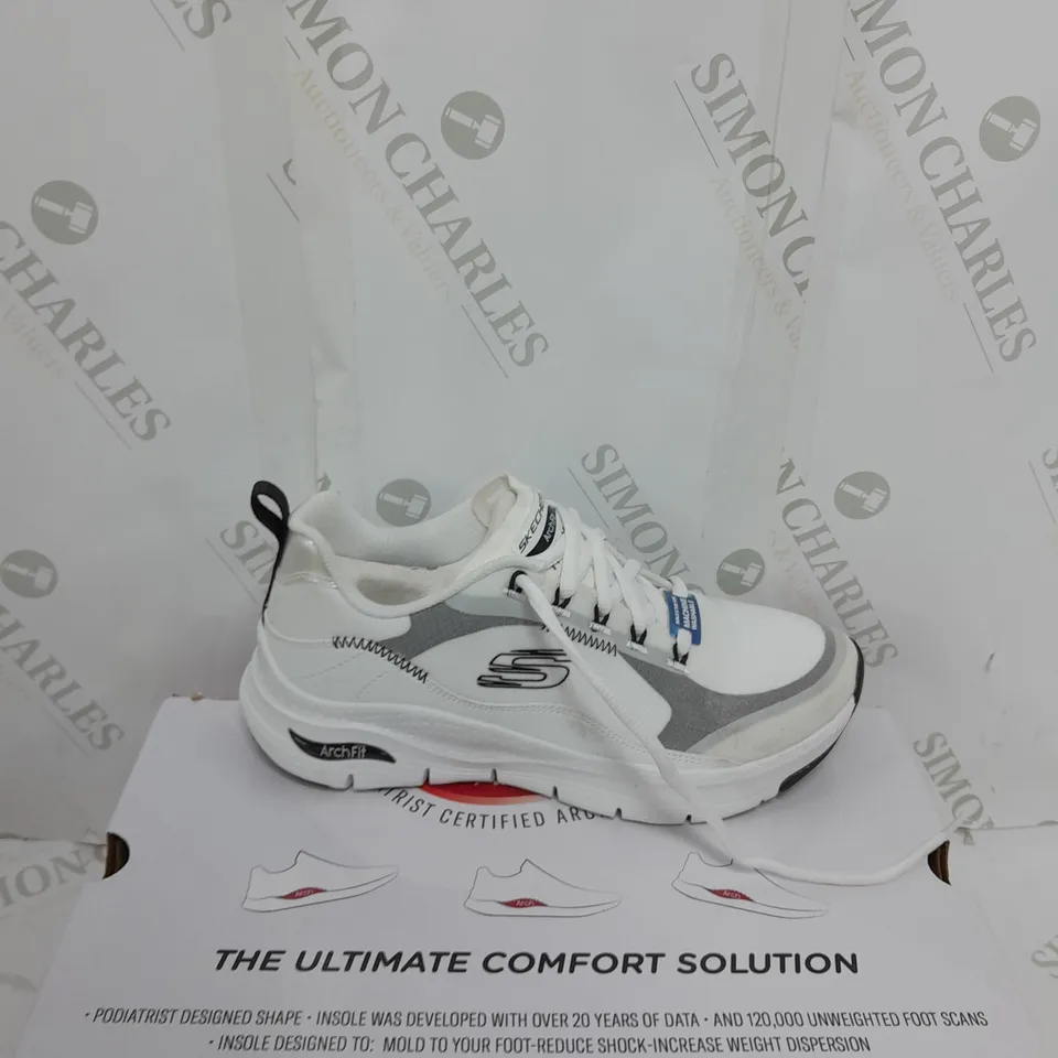 BOXED PAIR OF SKECHERS WHITE TRAINERS SIZE 3.5
