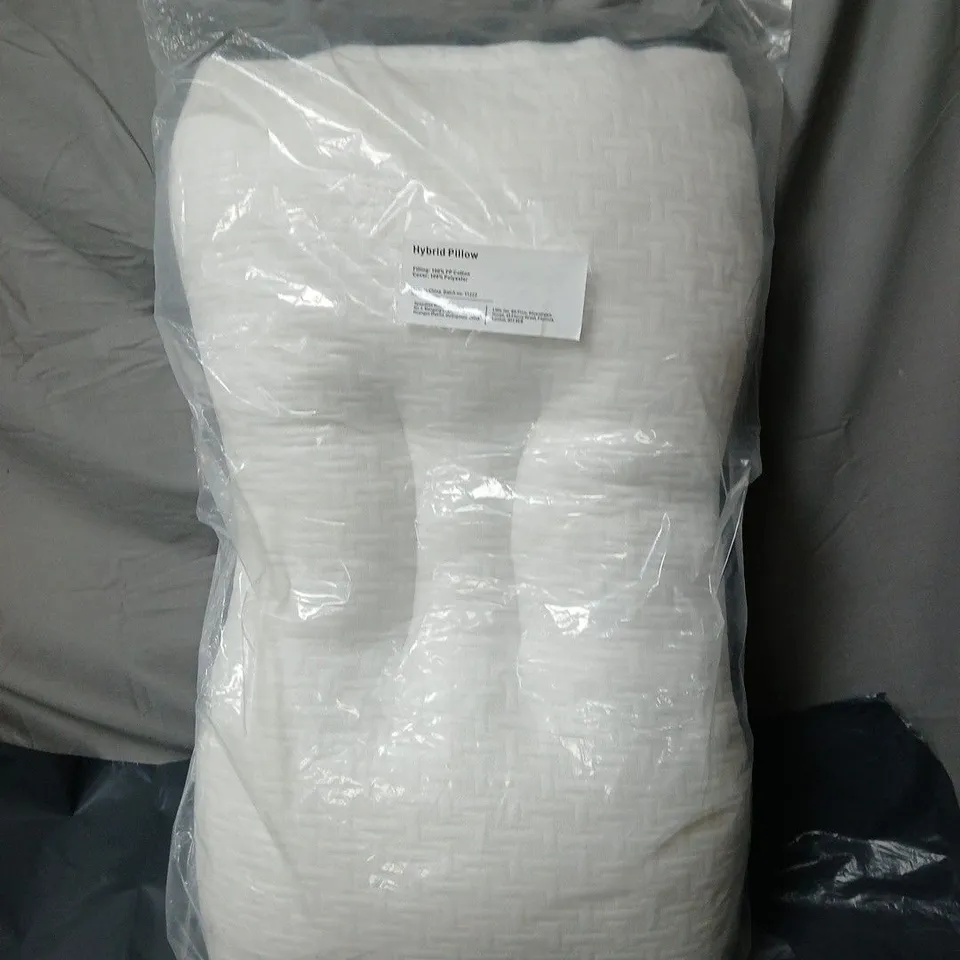 HYBRID PILLOW – WHITE TEXTURED PILLOW (FILLING: 100% PP COTTON; COVER: 100% POLYESTER)