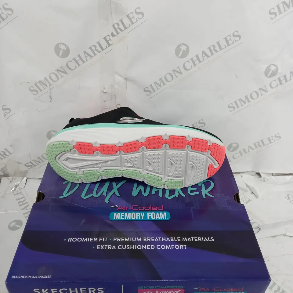 BOXED PAIR OF SKECHERS D'LUX-WALKER TRAINERS IN BLACK/MULTICOLOUR SIZE 7