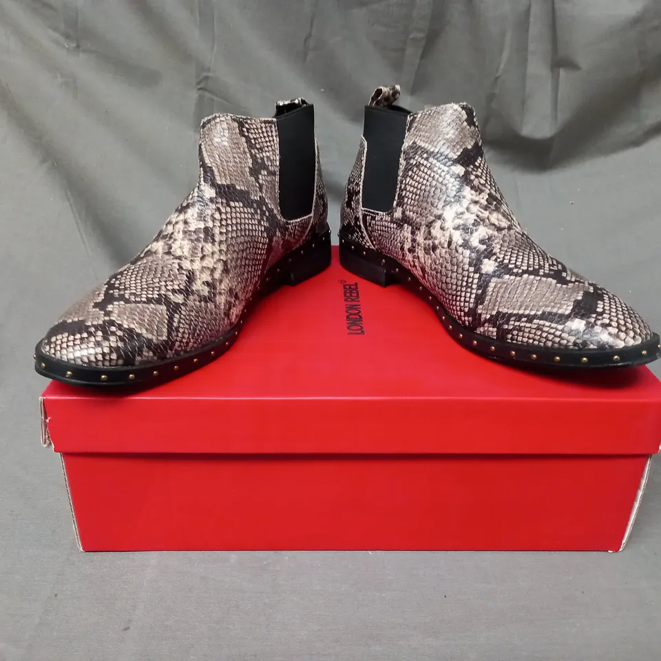BOXED PAIR OF LONDON REBEL SYNTHETIC ANKLE BOOTS IN GREY SNAKE SIZE 3