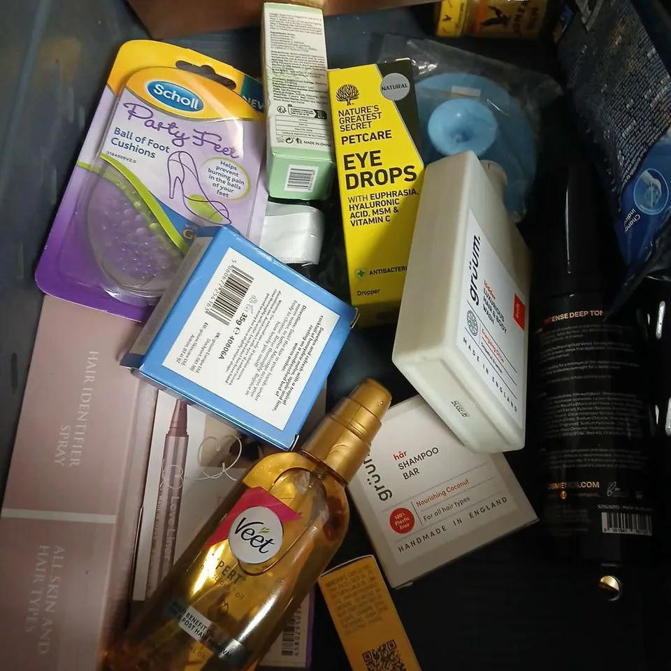 APPROXIMATEY 20 ASSORTED HEALTH AND BEAUTY PRODUCTS TO INCLUDE - QUASI COLLAGEN GLOW UP MASK - SENSODYNE MOUTHWASH - MORPHE LIP GLOSS - ETC
