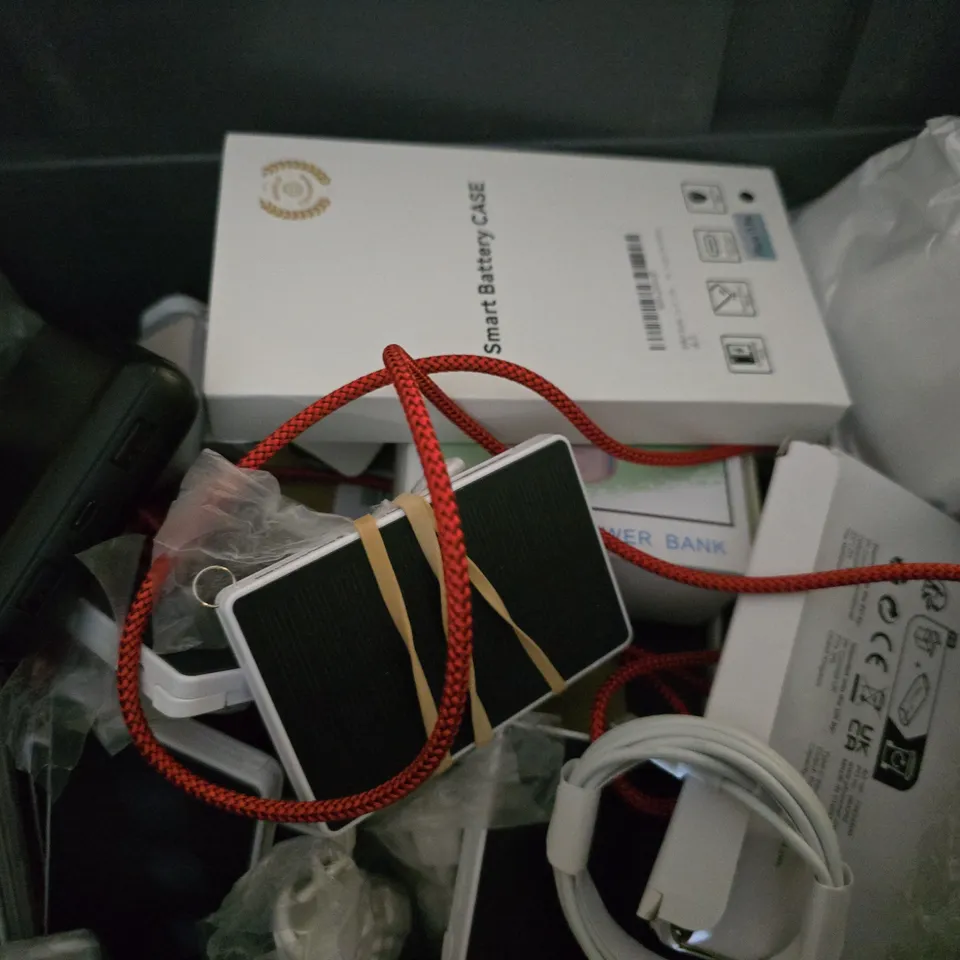 APPROXIMATELY 12 ASSORTED ITEMS TO INCLUDE - 20W PIXFAB 1000C POWER BANK , SOLAR CHARGER ETC