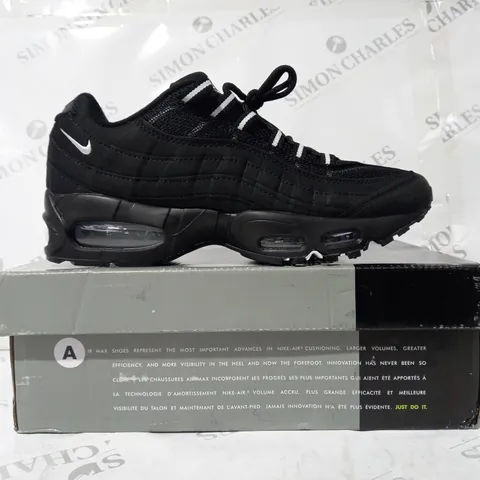 BOXED PAIR OF NIKE AIR MAX 95 SHOES IN BLACK UK SIZE 8.5