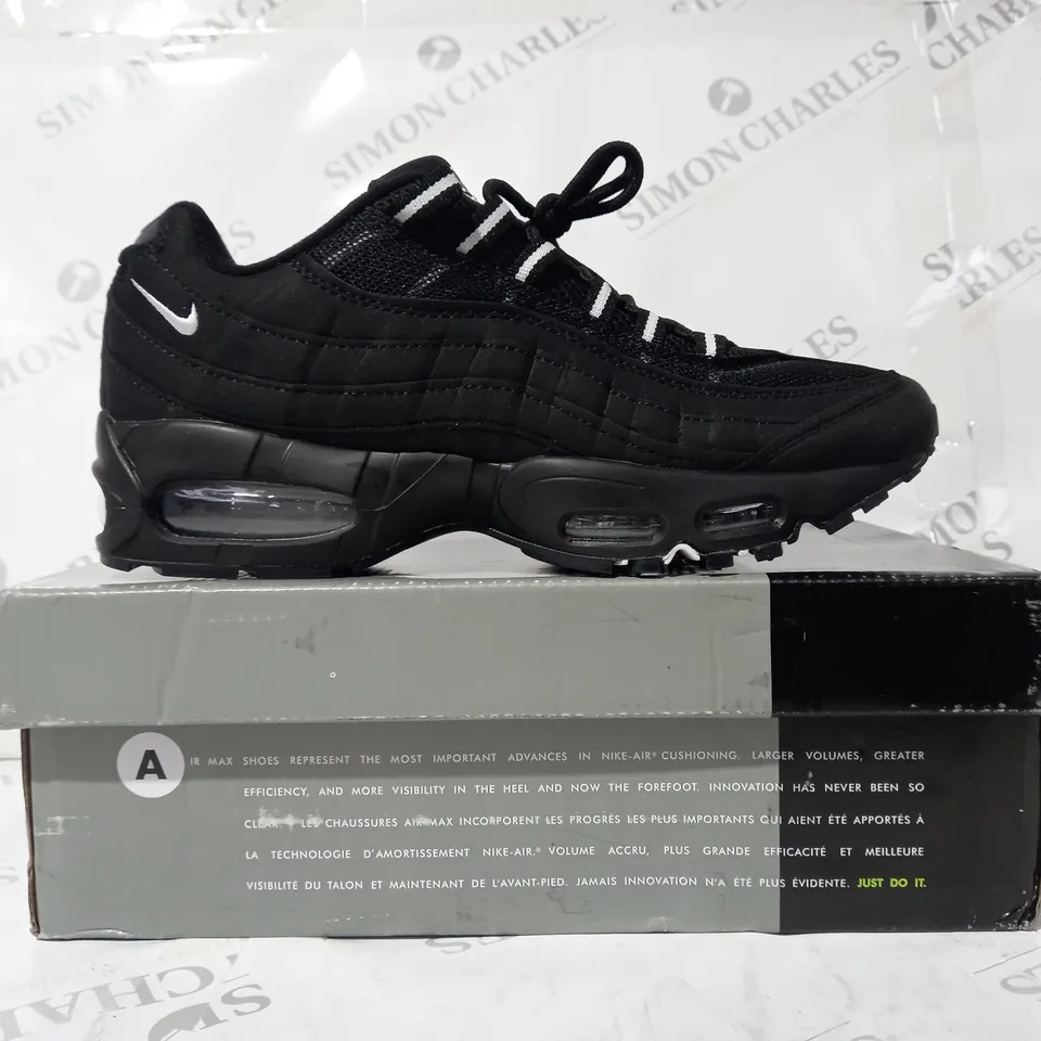 BOXED PAIR OF NIKE AIR MAX 95 SHOES IN BLACK UK SIZE 8.5