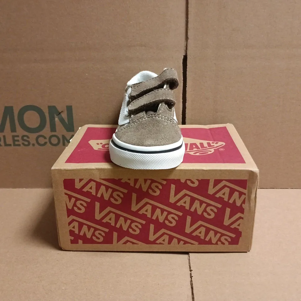 BOXED PAIR OF VANS INFANT SHOES IN BROWN/WHITE SIZE UK 4