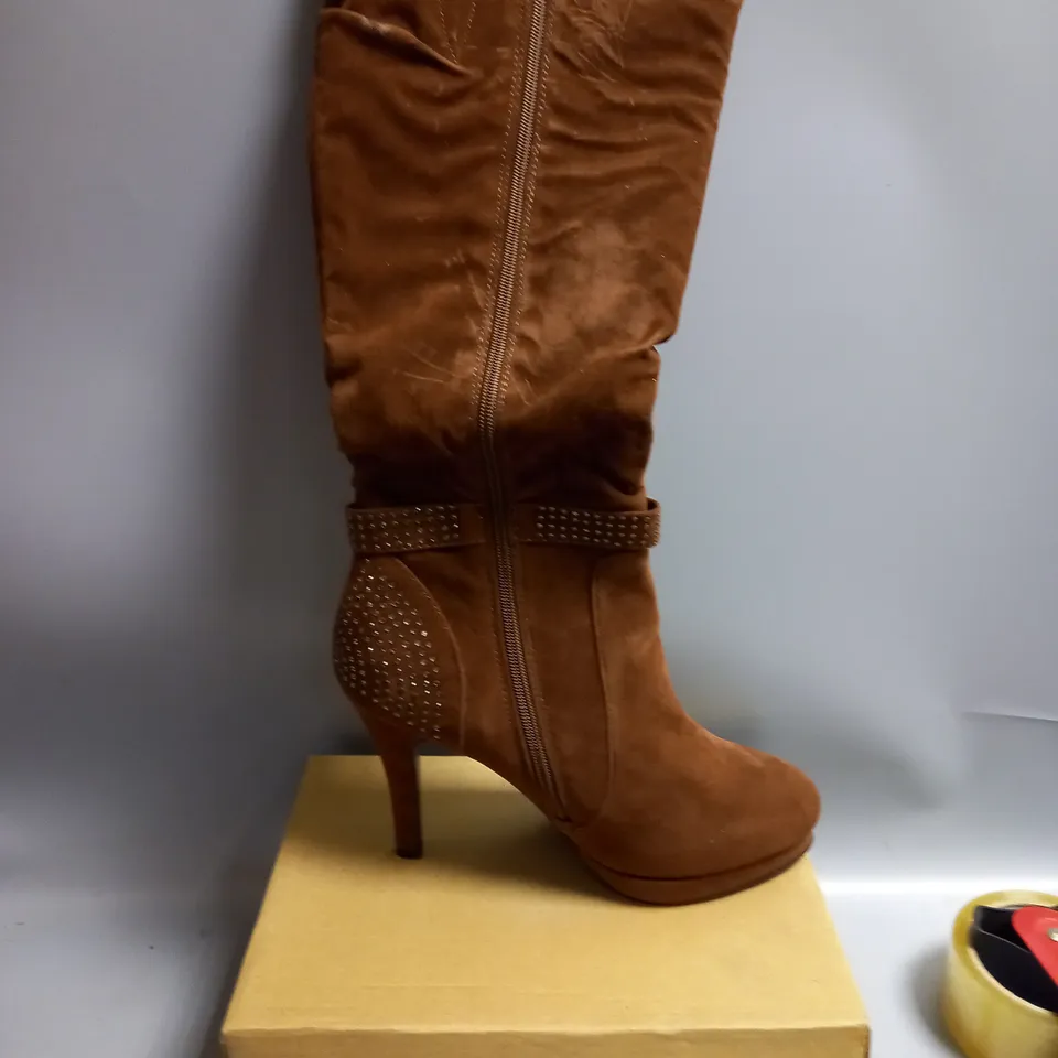 BOXED RCK BELLA LADIES BROWN SUED HIGH HEELED KNEE HIGH BOOTS. SIZE 9