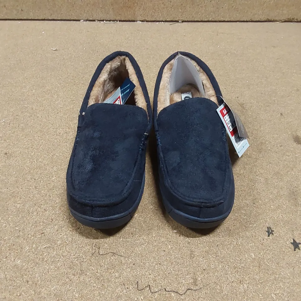 BOXED PAVERS SIZE 7 FLEECE LINED SLIPPERS