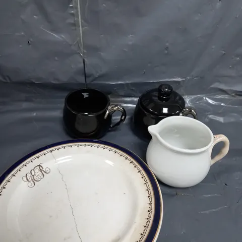 APPROXIMATELY 12 ASSORTED HOUSEHOLD ITEMS TO INCLUDE PLATES , SMALL MUGS , ETC