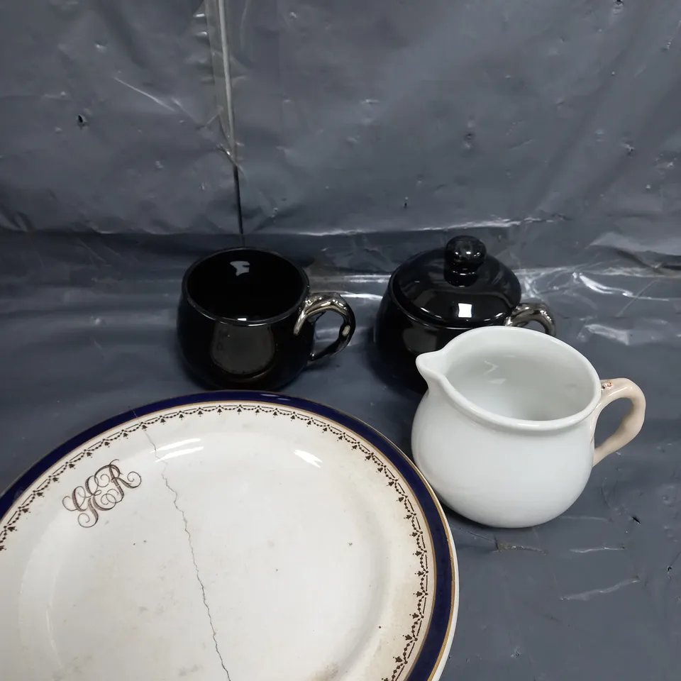 APPROXIMATELY 12 ASSORTED HOUSEHOLD ITEMS TO INCLUDE PLATES , SMALL MUGS , ETC 