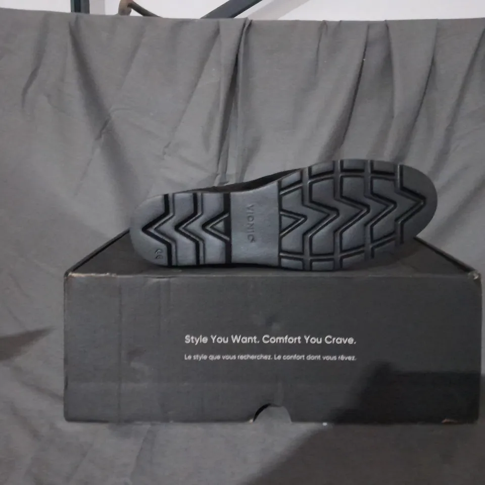 BOXED PAIR OF VIONIC LARSON LACE UP BOOTS IN BLACK SIZE 6.5 