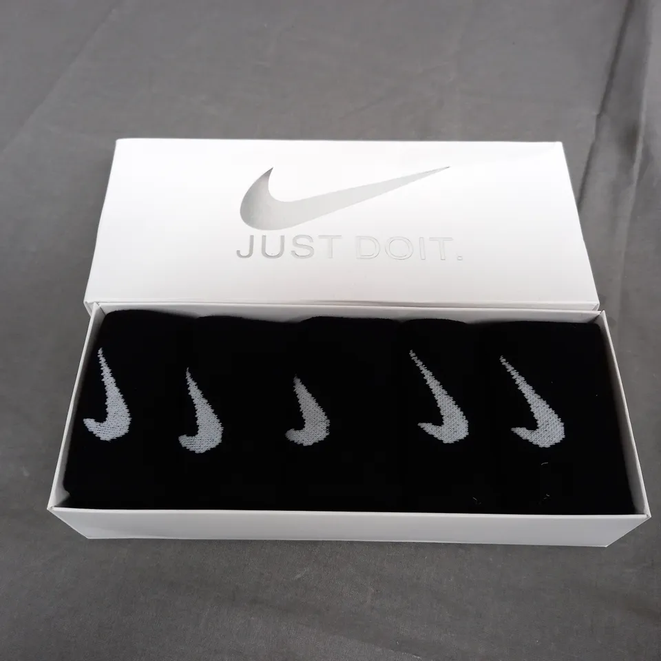 BOXED NIKE JUST DO IT BLACK SOCKS SET OF 5 - SIZE UNSPECIFIED 