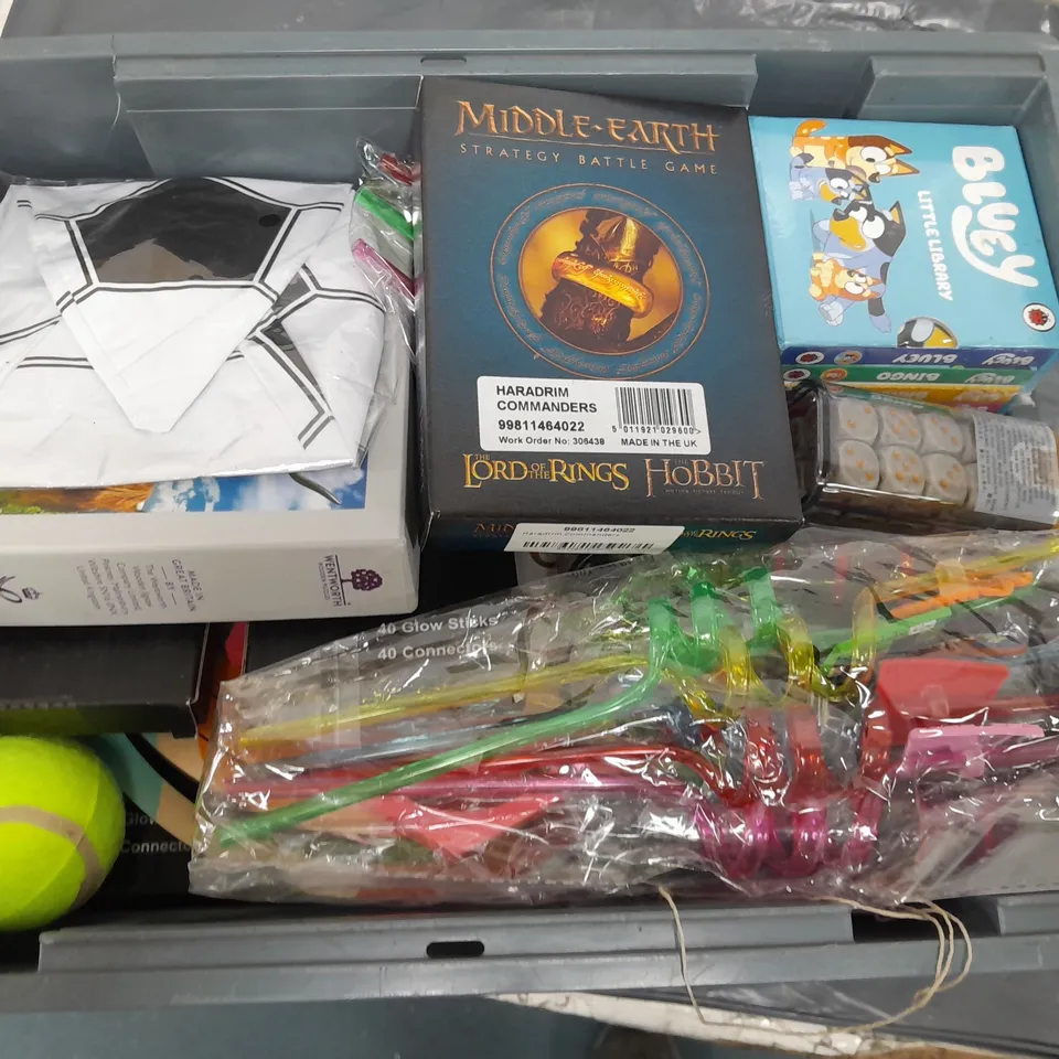 APPROXIMATELY 20 ASSORTED TOYS & GAMES PRODUCTS TO INCLUDE MIDDLE EARTH HARADRIM COMMANDERS STRATEGY GAME, THE GOOD TAROT COLETTE BARON-REID, GLOW STICKS, ETC