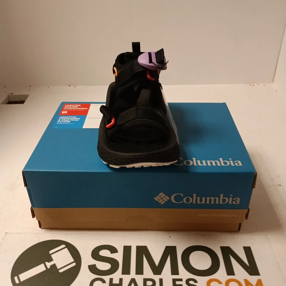BOXED PAIR OF COLUMBIA KONOS ELEVATE STRAP SANDALS IN BLACK - UK 4