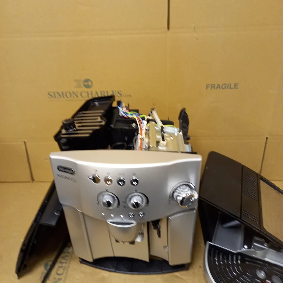 DELONGHI MAGNIFICA COFFEE MACHINE 