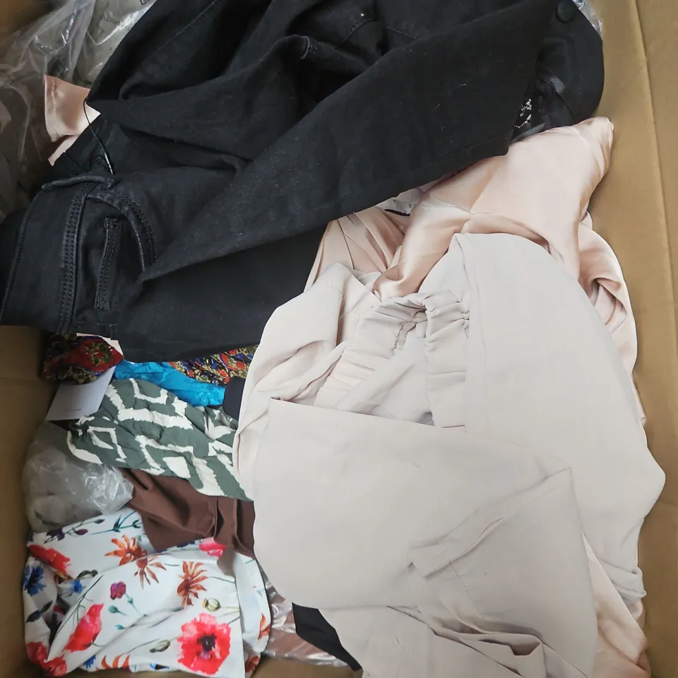 BOX OF APPROXIMATELY 20 ASSORTED CLOTHING ITEMS TO INCLUDE DRESS, TROUSERS, TOPS, ETC
