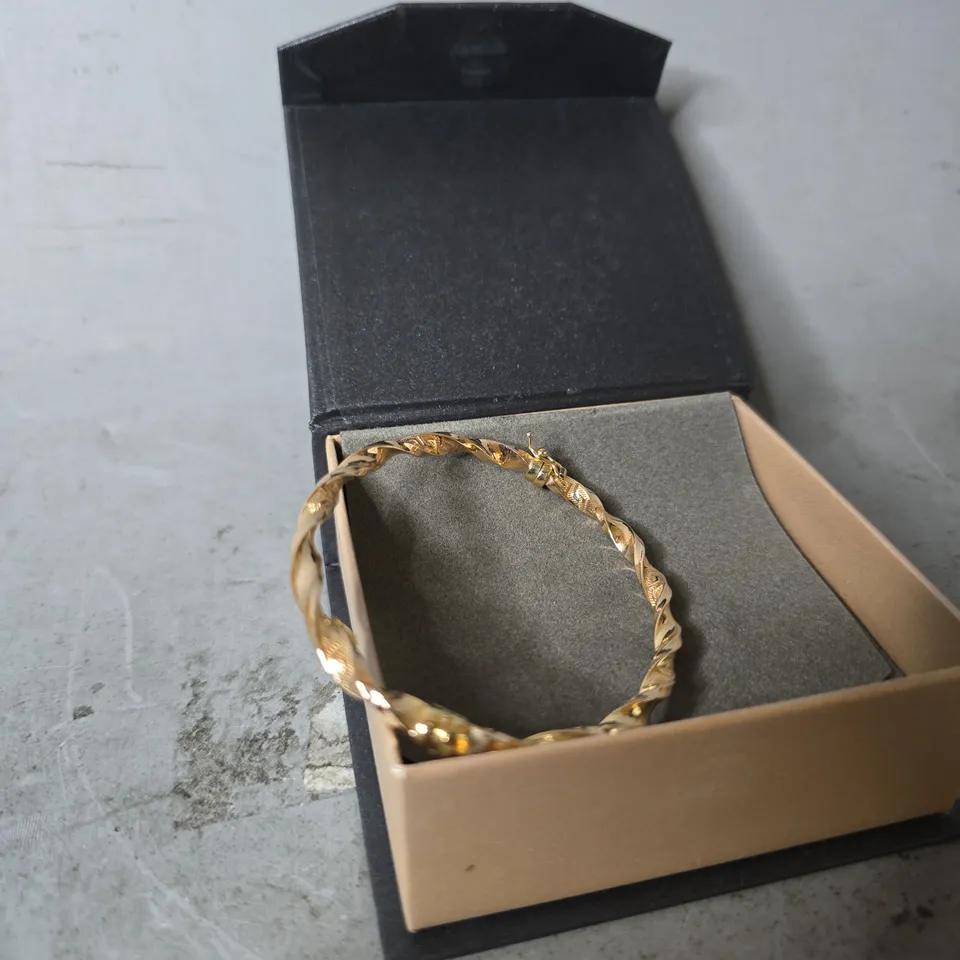 BOXED CHARLES FISH BANGLE 