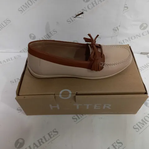 BOXED PAIR OF HOTTER SLIP-ON SHOES IN CREAM/TAN