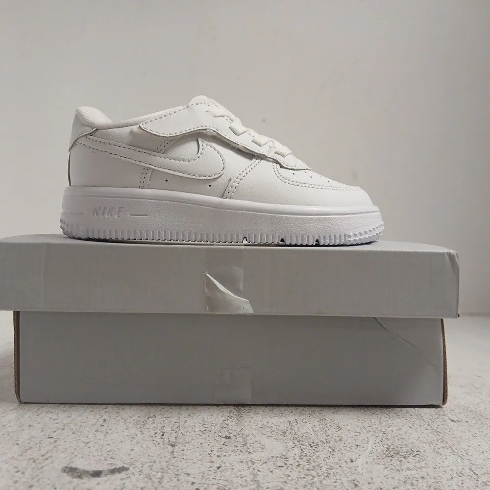 BOXED PAIR OF NIKE KID'S FORCE 1 LOW KID'S TRAINERS IN WHITE SIZE 8.5