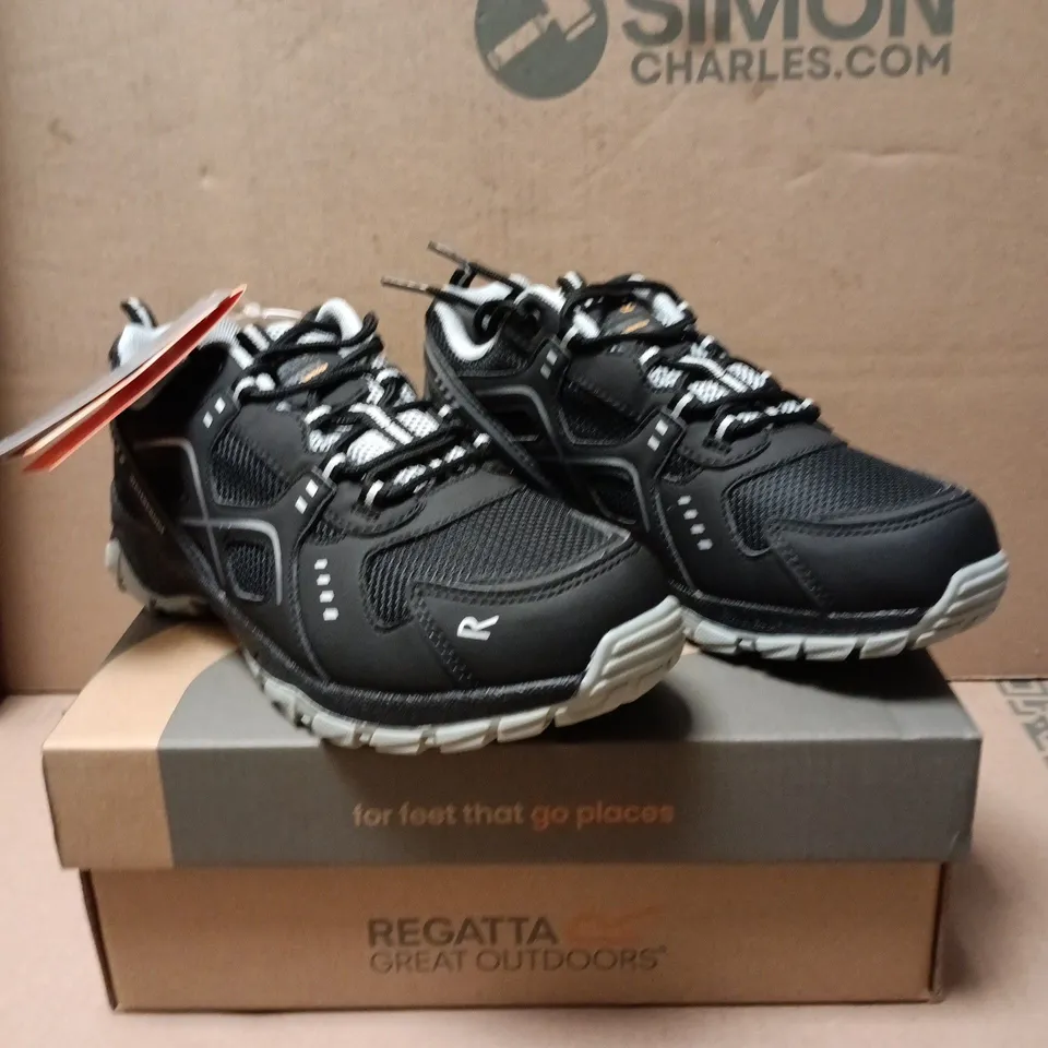 REGATTA VENDEAVOUR JNR KIDS' WATERPROOF SHOES – BLACK/LIGHT STEEL, UK 5