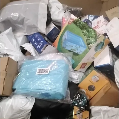 A PALLET CONTAINING ASSORTED GARDEN HOSES AND SWIMMING POOLS ETC