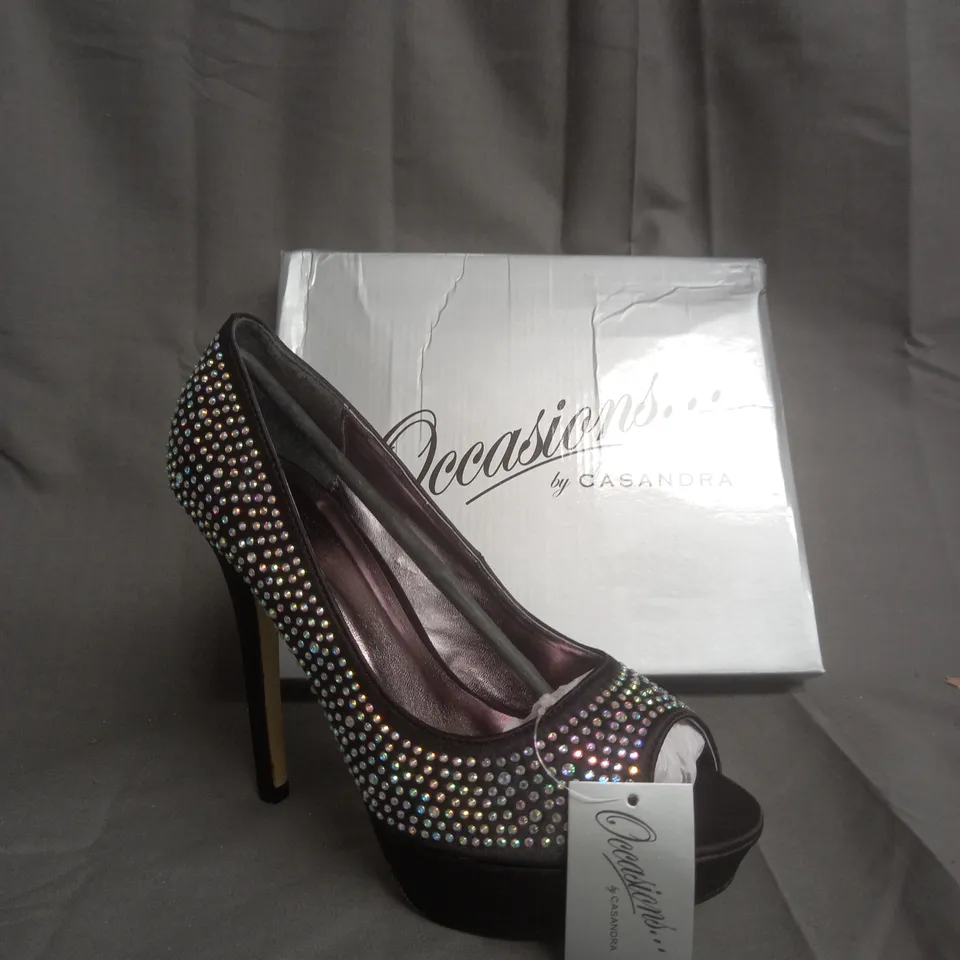 BOXED PAIR OF OCCASIONS BY CASANDRA BLACK JEWELLED OPEN TOE HEELS SIZE 6