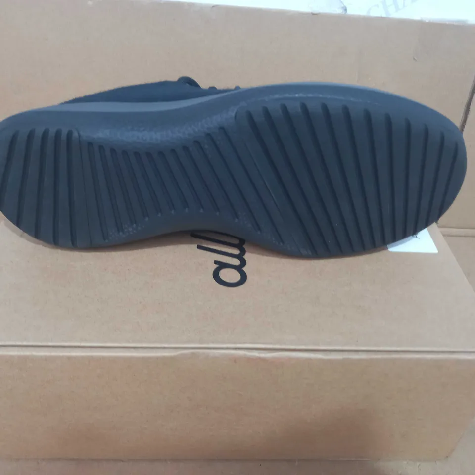 BOXED PAIR OF ALLBIRDS WOOL SHOES IN BLACK UK SIZE 10