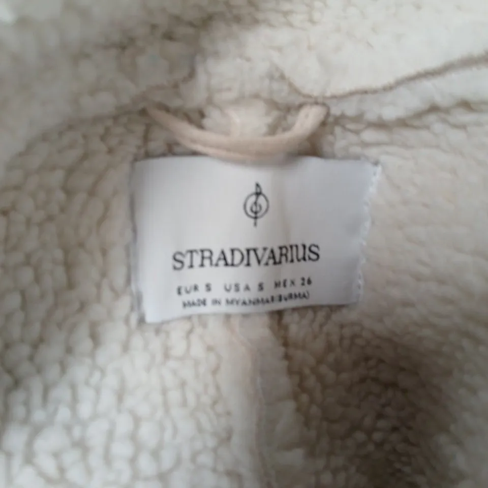 STRADIVARIUS BEIGE FAUX-SHERPA JACKET – WOMEN’S ZIP FRONT (EUR 5 / USA 5)